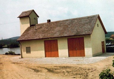Das fertige Feuerwehrgerätehaus 1964, Südfassade mit Garagentoren