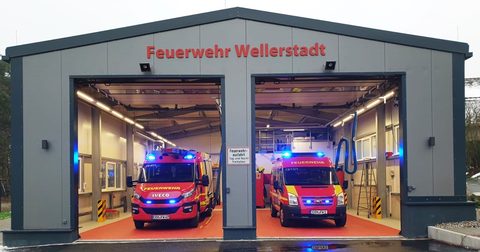 Das heutige Gerätehaus der Feuerwehr Wellerstadt mit zwei Einsatzfahrzeugen in den offenen Toren