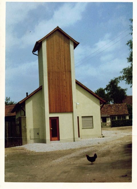 Das fertige Feuerwehrgerätehaus 1964, Westfassade mit Schlauchturm