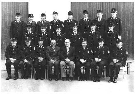 Mannschaftsfoto der Feuerwehr Wellerstadt mit Vorstandschaft in Uniform, 1977