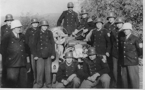Mannschaftsfoto der Feuerwehr Wellerstadt um 1960 mit der ersten Motorspritze