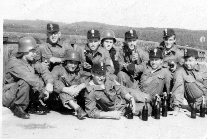 Gruppenbild der aktiven Mannschaft nach einer Übung um 1961