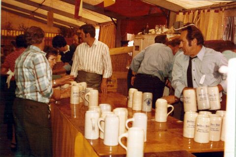 Helfer am Bierausschank beim Fest 1977