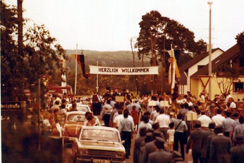Einzug auf das Festgelände bei der 100-Jahr-Feier 1977