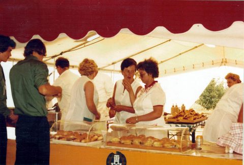 Fleißige Helferinnen und Helfer in der Festküche 1977